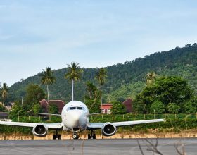 Un avion atterrit à l’aéroport international de Bali, illustrant l’arrivée des voyageurs sur l’île indonésienne.